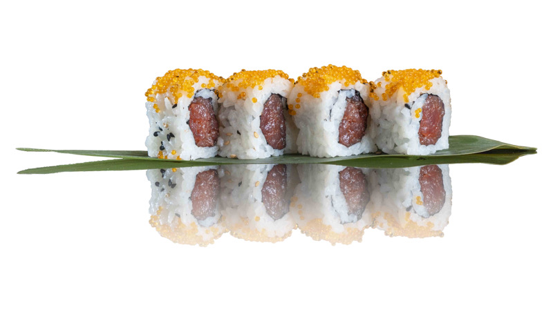136.URAMAKI SPICY MAGURO