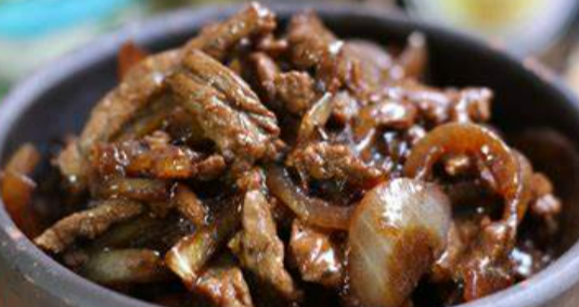 19. Boeuf sauté aux oignons