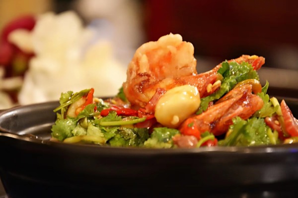 Mélange de crevettes, bananes et saussion