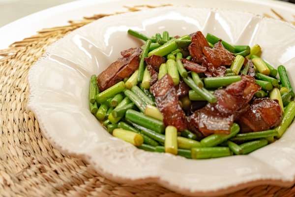 Jeunes pousses d’ail sautées avec saucisson chinois