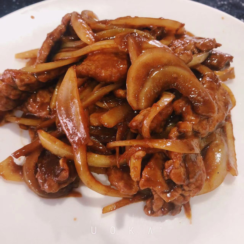 22. Boeuf sauté aux oignons