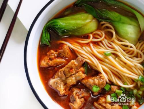 S12 Soupe de nouilles aux travers de porc
