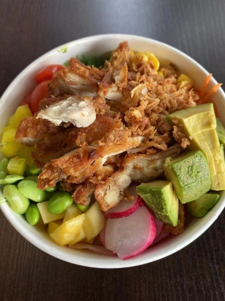 Poke bowl poulet croustillant