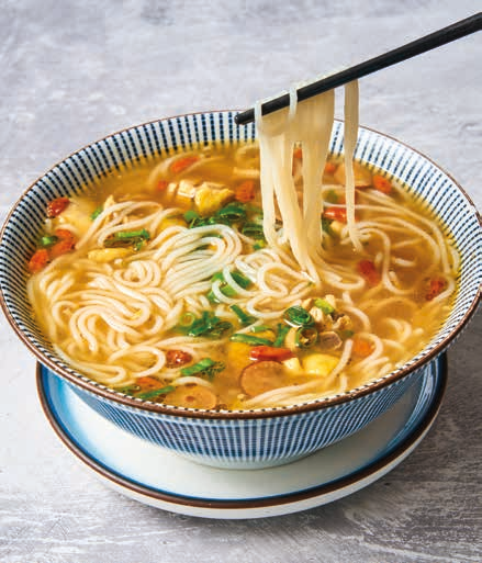 Soupe de pâte de riz au bouillon de poulet & herbes chinois