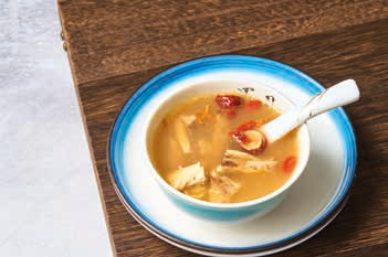 Soupe de poulet aux herbes chinoises