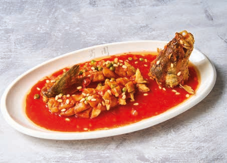 Bar croustillant à la sauce tomate & pignons de pin