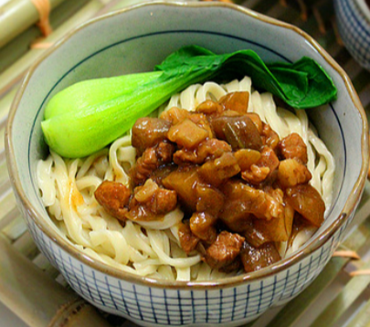 Nouilles avec aubergine et porc