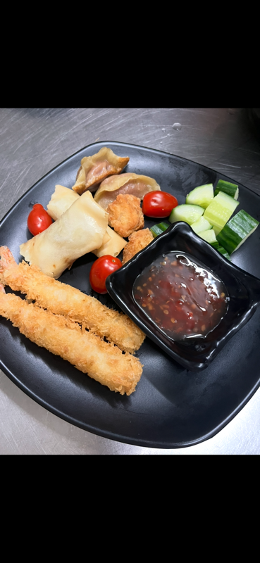 Assortiment d’entrées/前菜大集合，两个饺子，两个虾，黄瓜，两个春卷