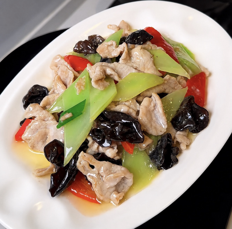 Poulet sauté à la laitue-tige croquante
🥟 + 2 raviolis grillés