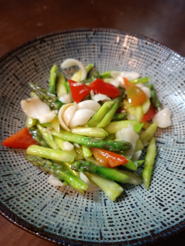 Asperges sautés avec racine de lys