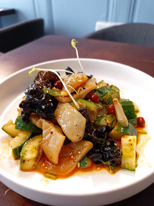 Salade de méduse au concombre à la sauce vinaigrette noire chinoise