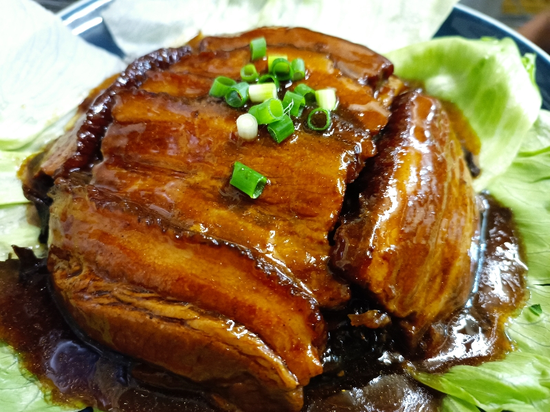 Poitrine de porc à la vapeur aux feuilles de moutarde 扣肉