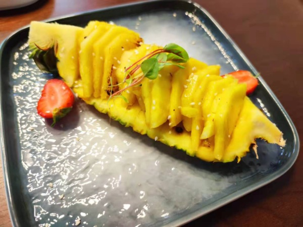 Ananas flambé au saké et au caramel