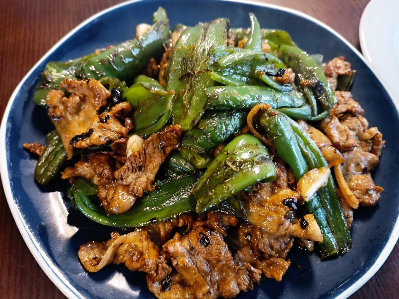 Poitrine de porc sauté aux piments verts grillés façon campagnarde 🌶️