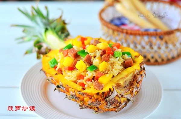 T23B Riz thaïlandais aux fruits de mer et à l’ananas frais Servis dans 1/2 écorce d'ananas