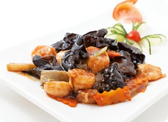 24 Crevettes sautées aux champignons noirs