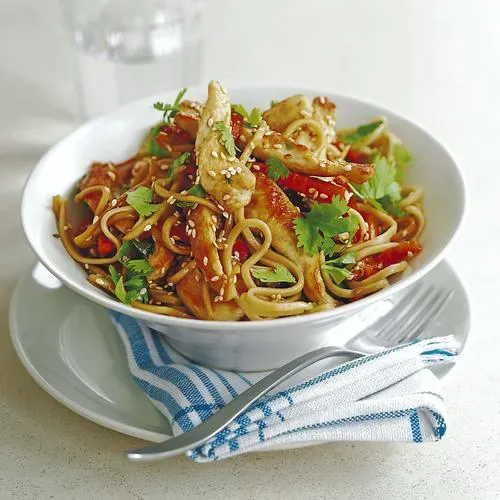68 Nouilles frits spécialités de la maison (boeuf ou crevettes)