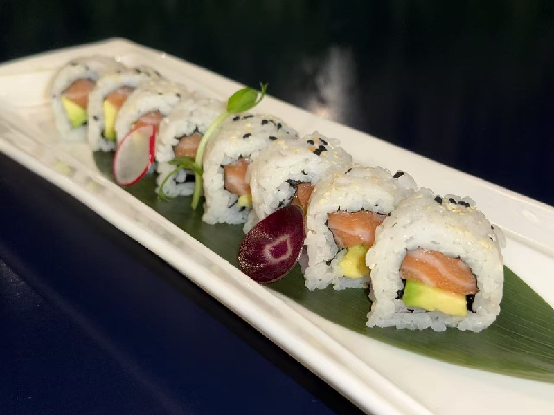 140. URAMAKI SALMON