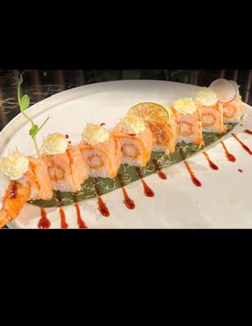 163. URAMAKI FRESH SALMON