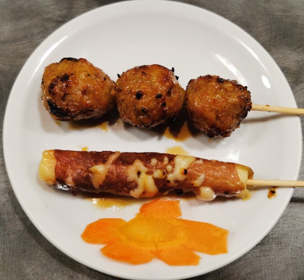 004 Brochette boulettes de poulet1pcs bœuf au fromage 1pcs
