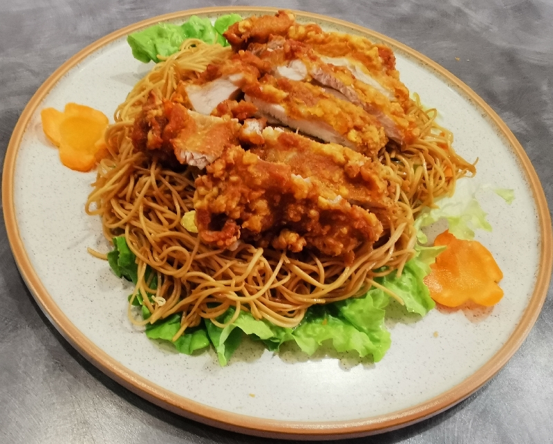 E10. Yakisoba au poulet croustillant