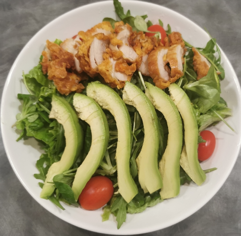E13. Salade poulet frit