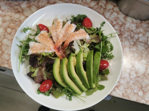 E12. Salade de crevettes et avocat