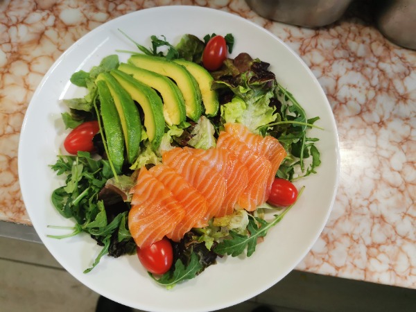 E11. Salade de saumon et avocat