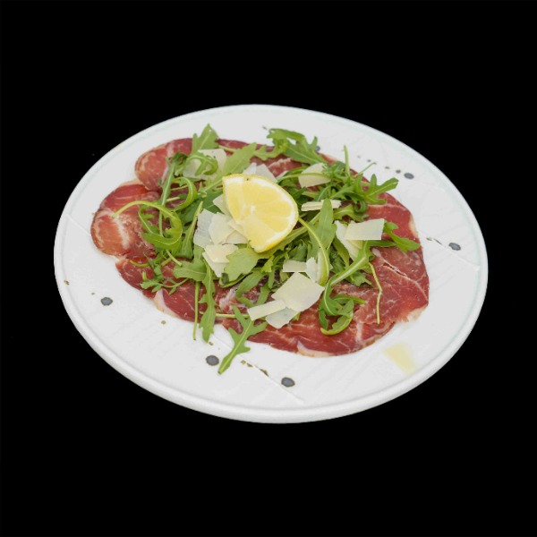 42. Bresaola con rucola e parmigiano.