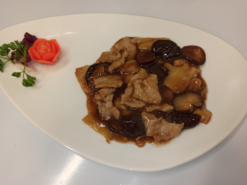 058. - MANZO CON BAMBU E FUNGHI