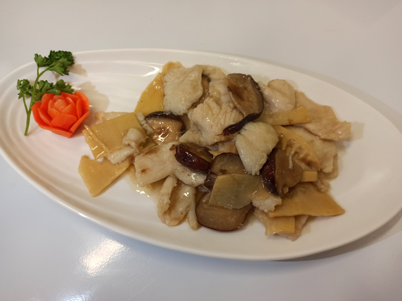 052. - POLLO CON BAMBU E FUNGHI