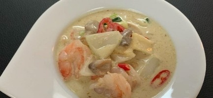 76. Crevettes au curry vert