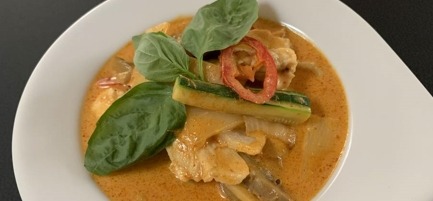 44. Poulet au curry rouge