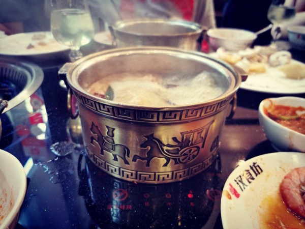 FONDUE BUFFET À VOLONTÉ 自助火锅