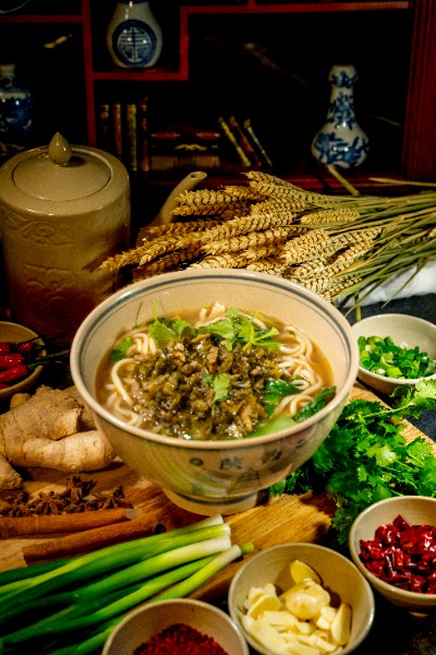 N7. Noodle soup with pork and pickled cabbage