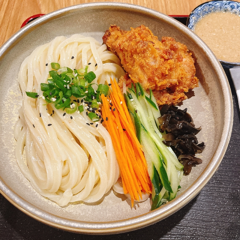 Udon froid avec poulet frit 炸鸡冷乌冬