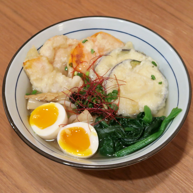 Veggie Udon avec bouillon de légumes Udon with vegetable わさびと野菜のうどん蔬菜乌冬 5片炸蔬菜