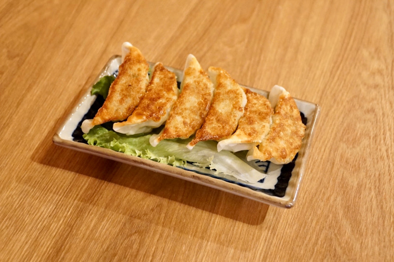 Gyoza au poulet poêlé (6 pièces) 煎鸡肉饺子（6个）