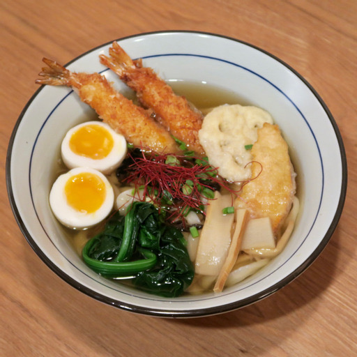 Udon au bouillon de fruits de mer de style japonais (Servi avec crevettes et légumes tempura) Udon in Japanese style seafood broth 和風海鮮スープうどん 日式海鲜汤乌冬2只炸虾3片炸蔬菜