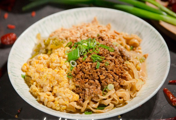 SM10. Nouilles au porc haché et pois cassés sans soupe
