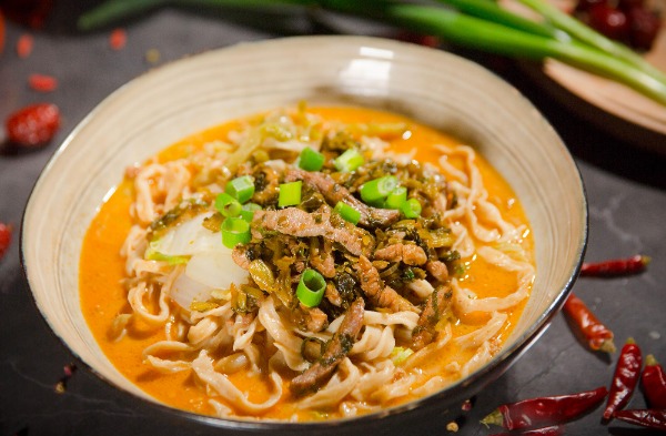 SM14. Soupe de nouilles au porc avec légumes mariné
