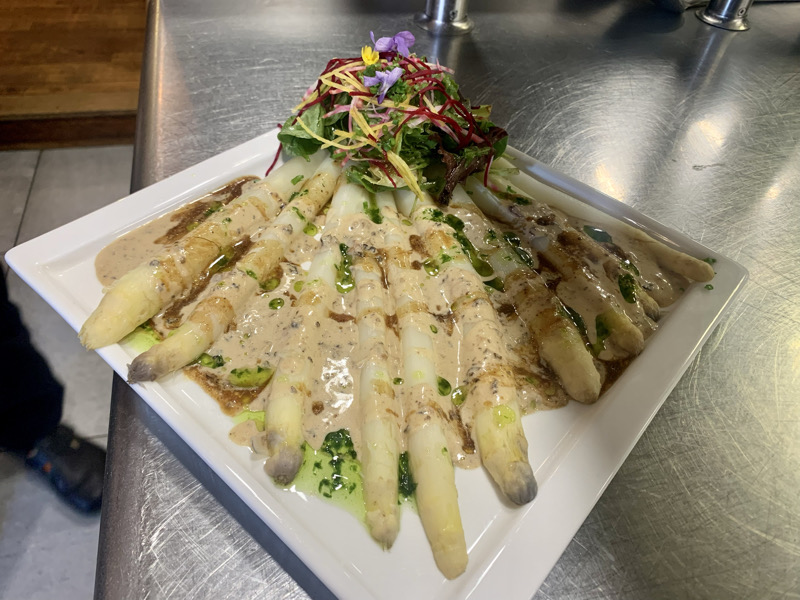 Asperges blanches reines de sables et ses nuages de morilles fraiches
