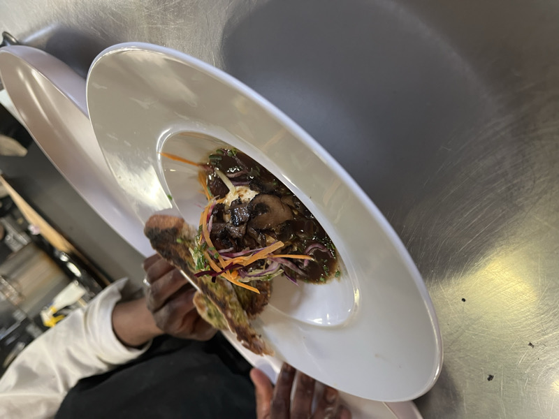 Œufs pochés, petits légumes glacés a la crème de morilles