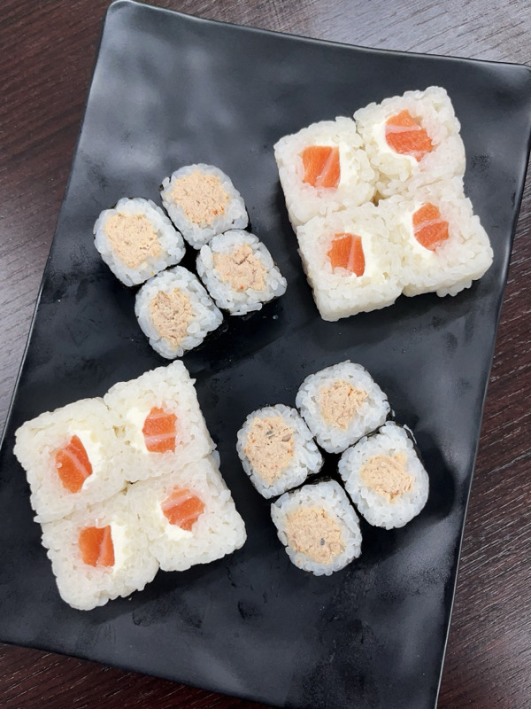 PL29. 8 Neige saumon cheese, 8 Maki thon cuit épicé