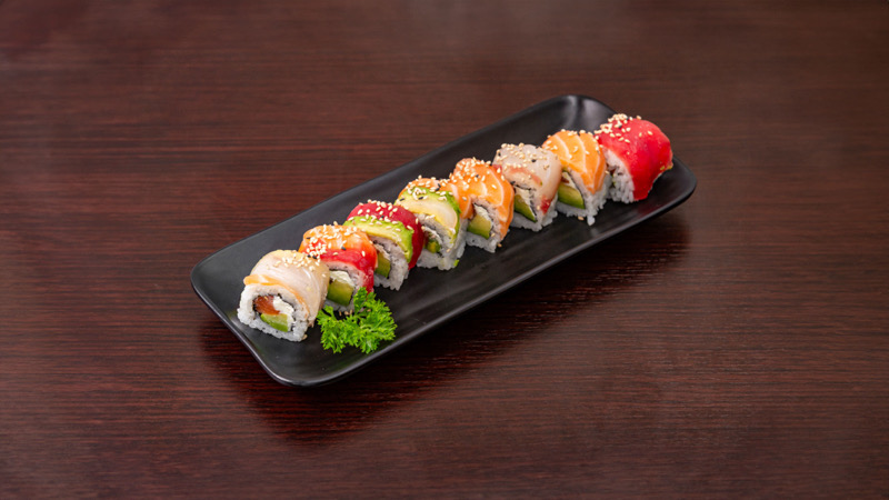 C18. Rainbow roll California saumon avocat cheese enroulé de saumon,thon,dourade et avocat