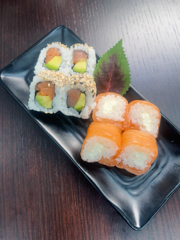 C19. 4 saumon roll cheese, 4 California saumon avocat