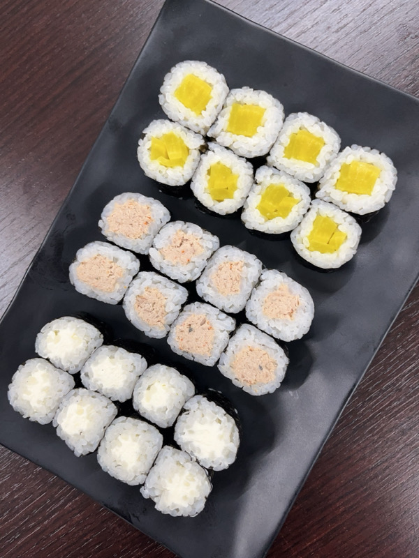 PL27. 8 Maki radis, 8 Maki thon cuit mayonnaise épicé, 8 Maki cheese