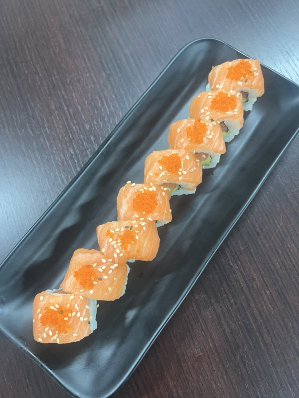 C24. California royal saumon avocat avec tobiko