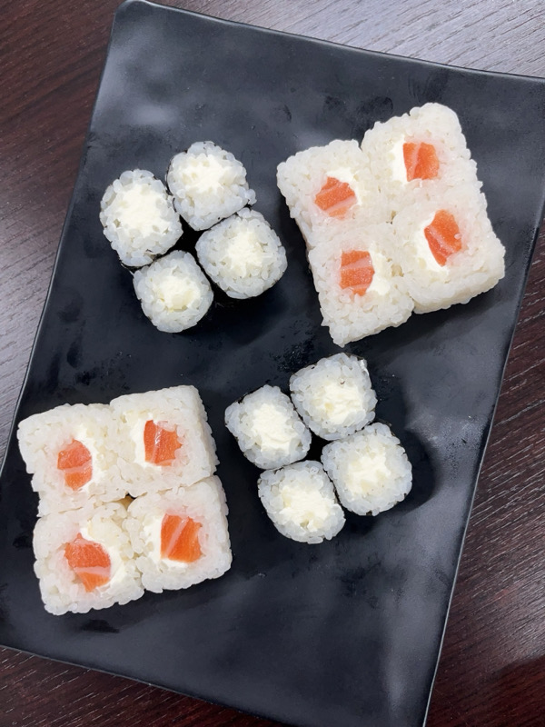 PL28. 8 Neige saumon cheese, 8 Maki cheese