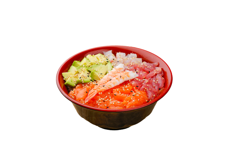 CH6. Tartare de saumon et thon et daurade et crevette avec avocat sur un grand bol de riz vinaigre